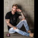 10 Bold Looks for Men’s Summer Fashion 2021: The Ultimate T-Shirt & Jeans Style Guide!