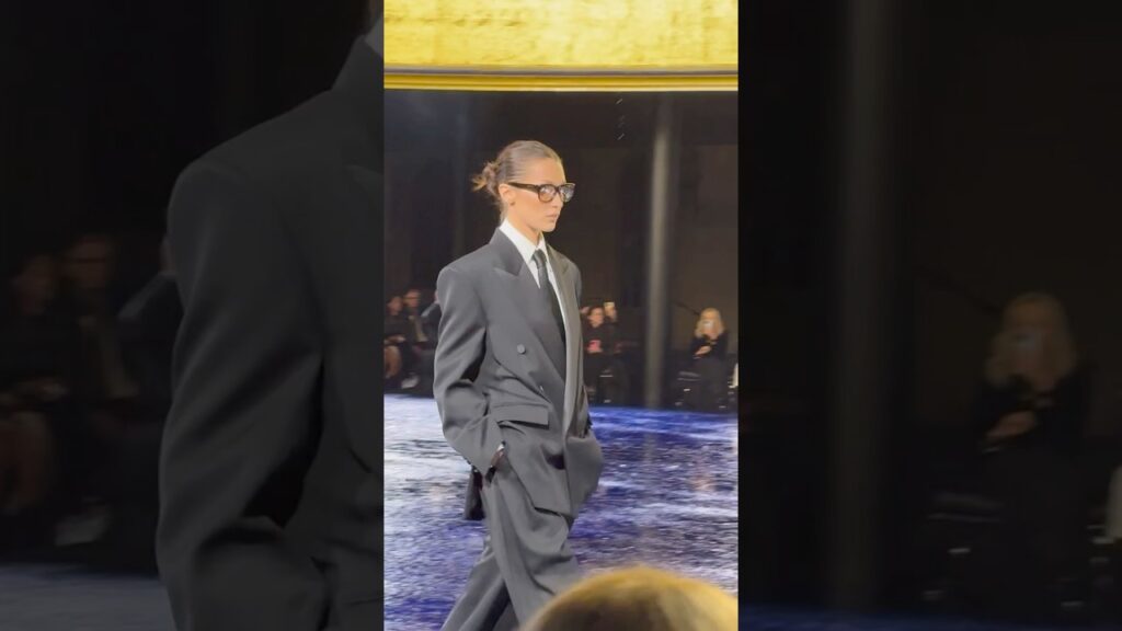 5 Stunning Moments: Bella Returns to the Runway with Saint Laurent’s Bold Fashion Statement!
