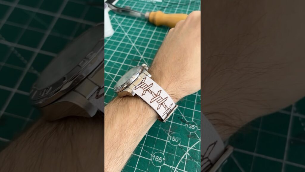 5 Must-Have Fashion Accessories: The Barbed Wire Strap & Quads Wallet Revolution!